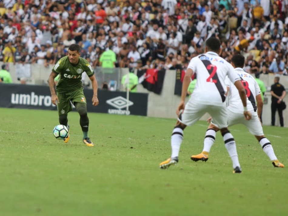 Principal arma do Coxa com Marcelo Oliveira, lateral confia na volta por cima do time