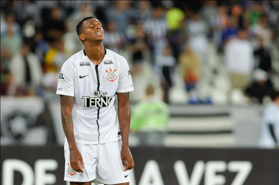 Jô é denunciado no STJD por agressão ao zagueiro Rodrigo