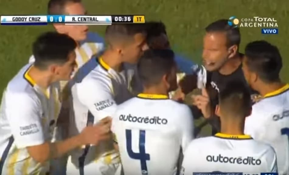 Ex-Palmeiras é expulso com nove segundos de jogo na Argentina; Confira