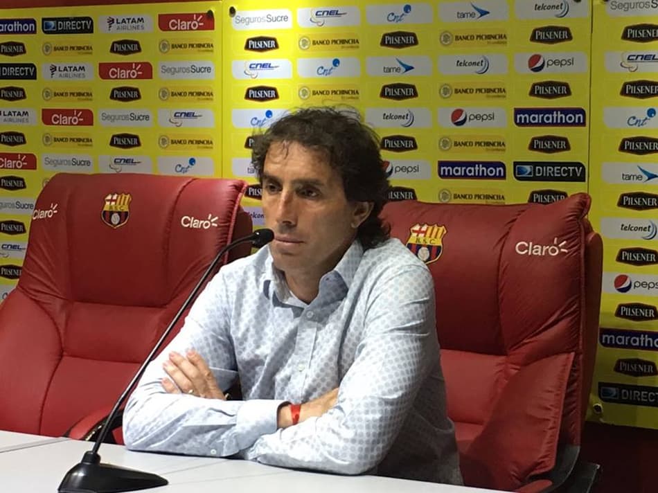 Técnico do Barcelona pede desculpas por cuspir em torcedor rival