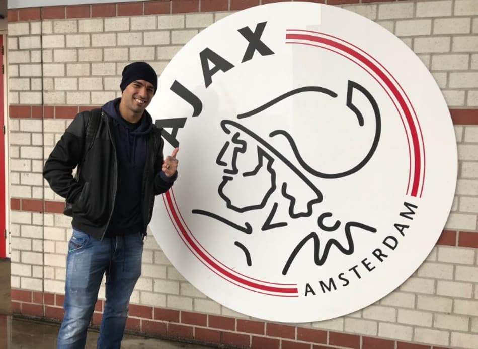 Luis Suárez faz visita surpresa ao Ajax