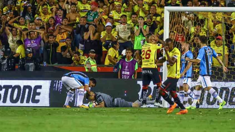 'Grohe manteve confiança e teve ousadia para fazer defesa à queima-roupa', analisam ex-goleiros