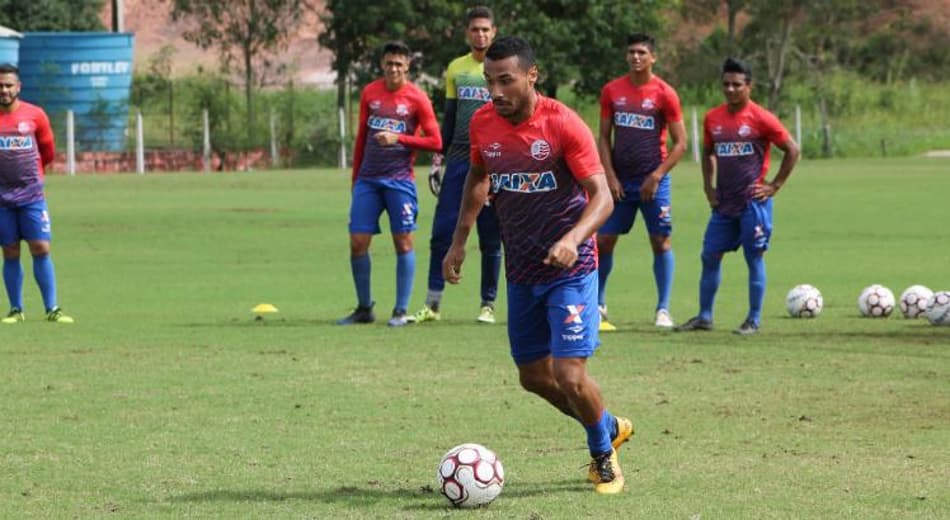 Lateral-esquerdo garante que permanece no Náutico para jogar Série C