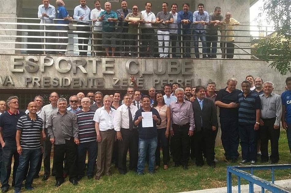Zezé Perrella registra candidatura à presidência do Conselho Deliberativo do Cruzeiro