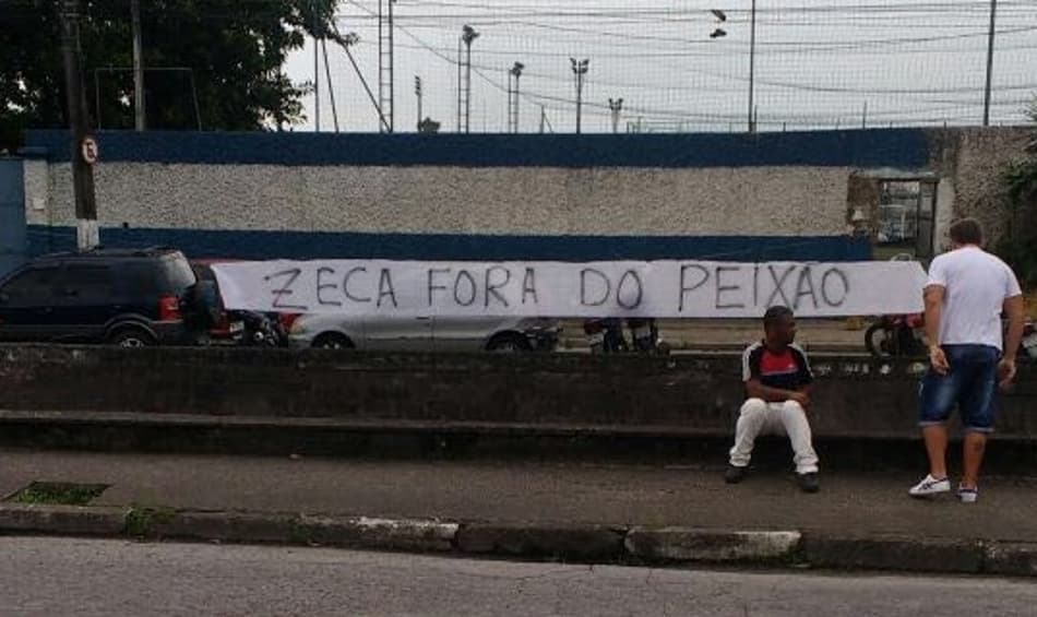 Torcedores colocam faixas contra Zeca em frente ao CT do Santos
