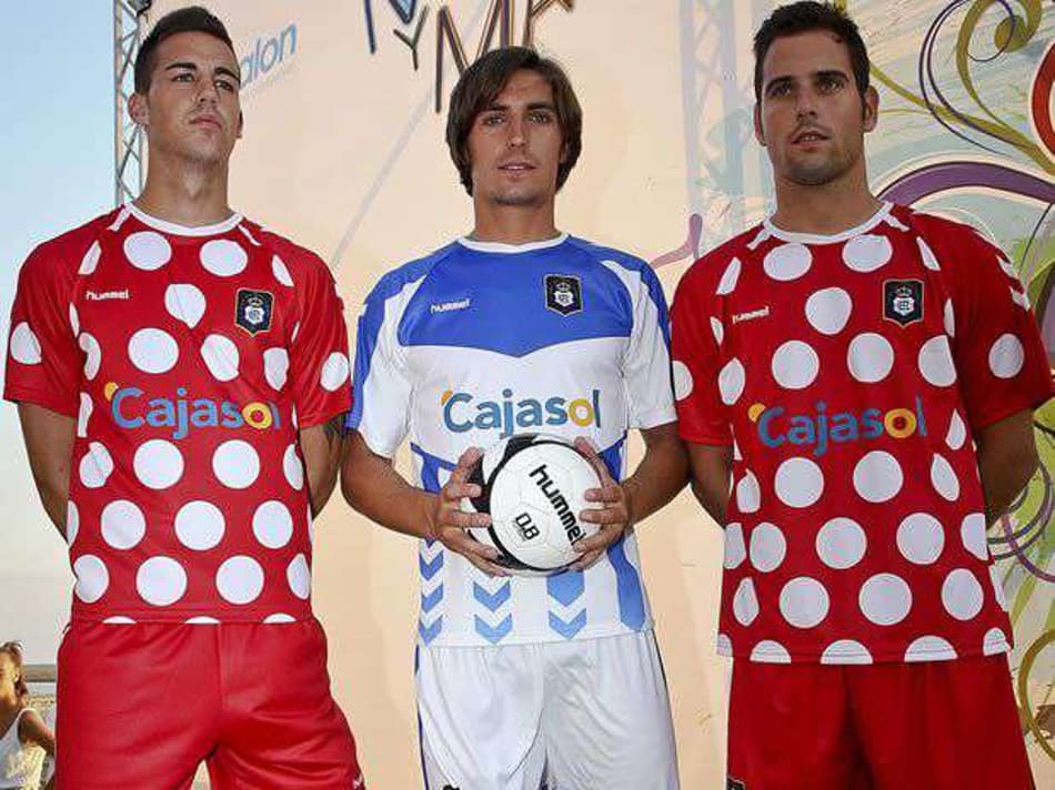 Confira 20 camisas que ficaram marcadas por bizarrices entre 1997 e 2017