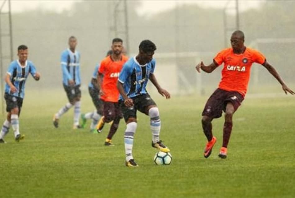 Sob forte chuva, Grêmio e Atlético-PR empatam sem gols no Brasileiro de Aspirantes