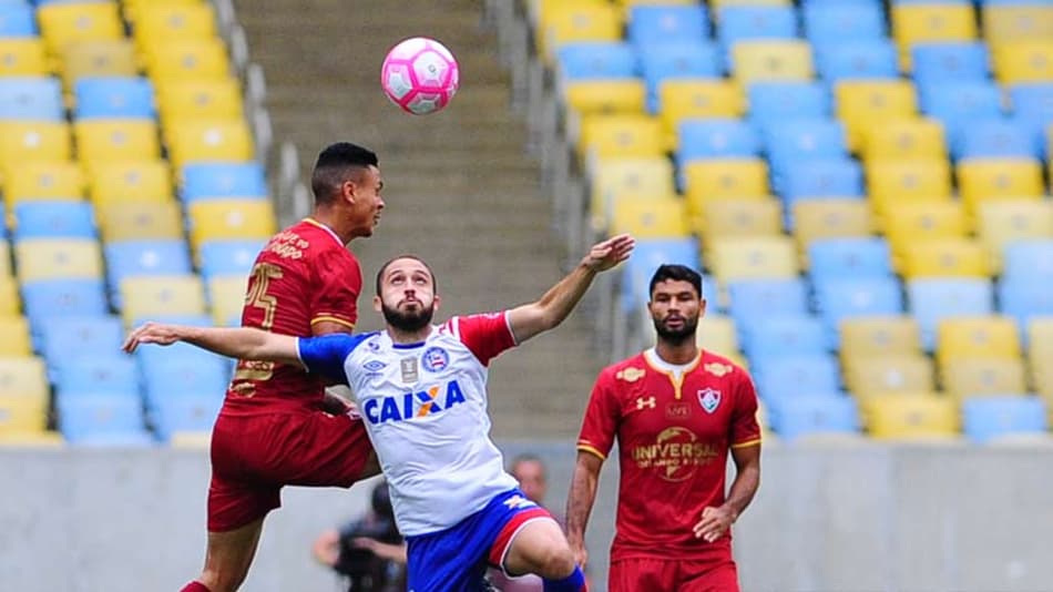 Hernane Brocador reclama da arbitragem no Maracanã