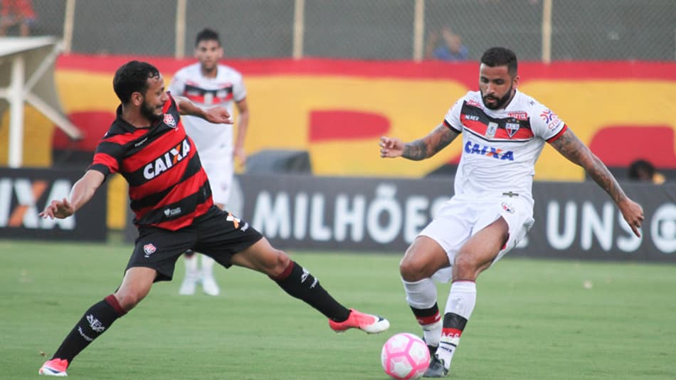 Jogador do Vitória lamenta empate e exalta raça do elenco