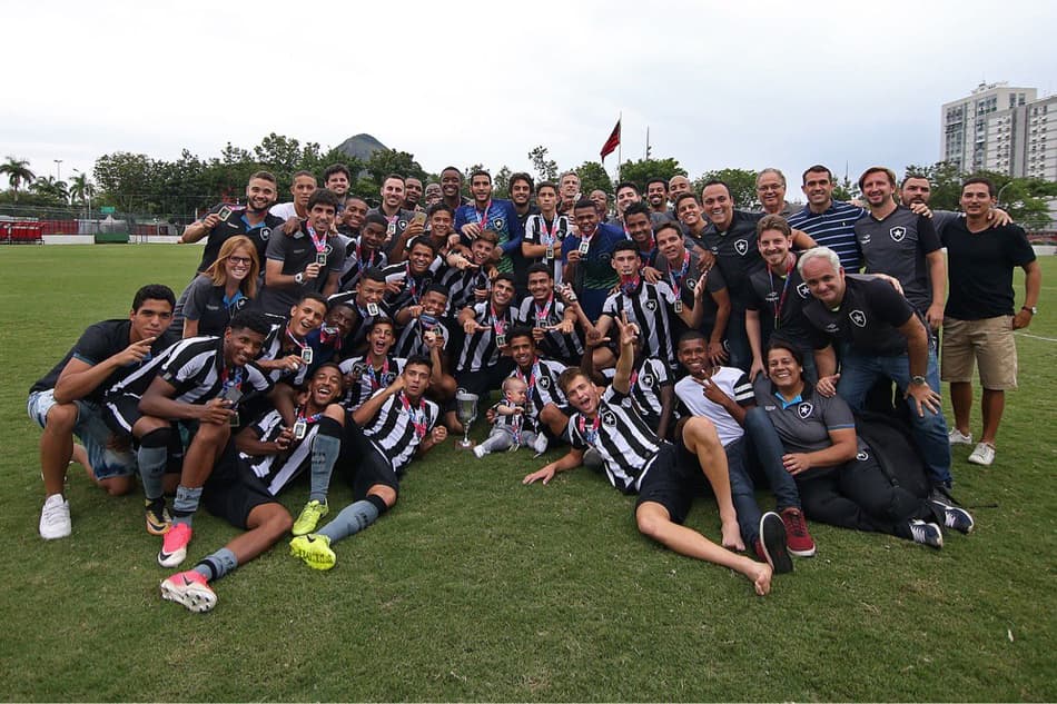 Botafogo arranca empate com o Fla e é campeão da Taça Rio Sub-17