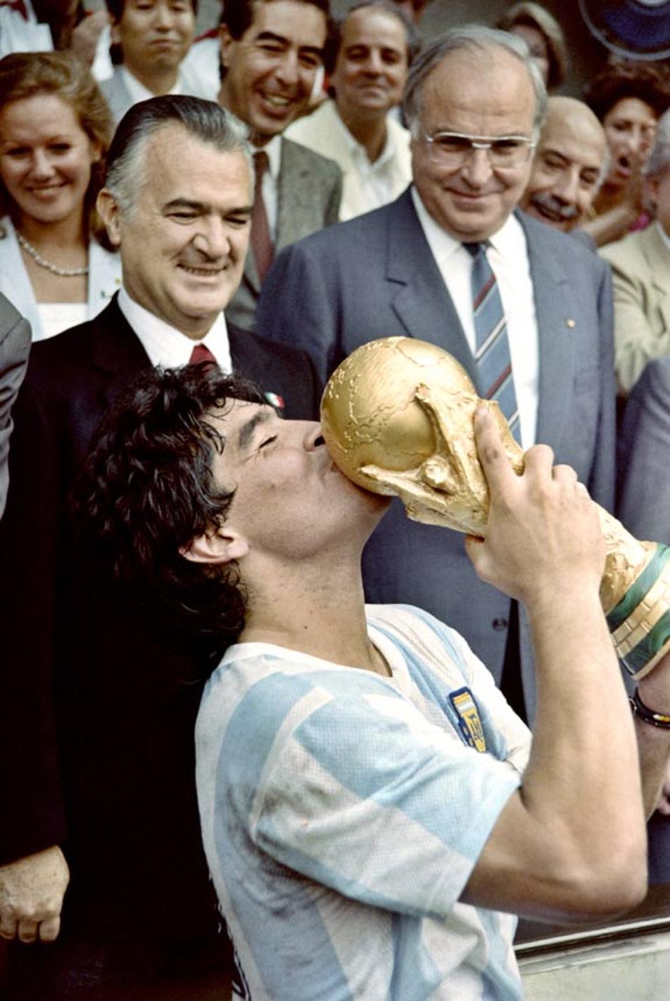 GALERIA: Veja as Copas disputadas por Maradona e o clube que ele defendia no período de cada Mundial
