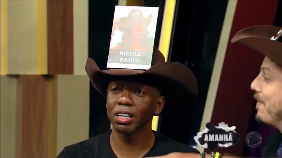 Amaral participa de brincadeira, leva choques e arranca gargalhadas no 'Programa do Porchat'