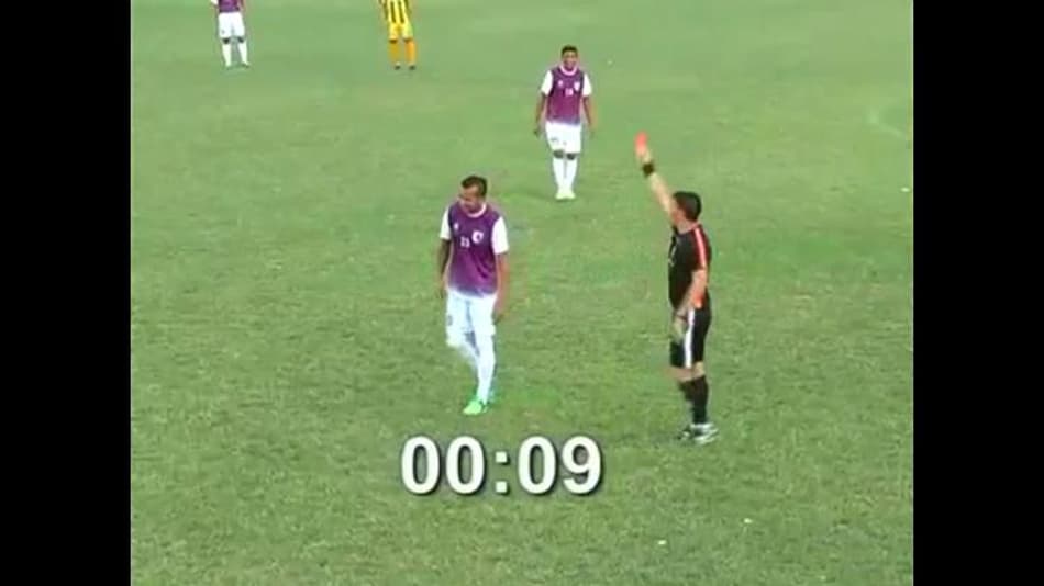 Argentino leva dois amarelos e é expulso com menos de 10 segundos em campo; assista