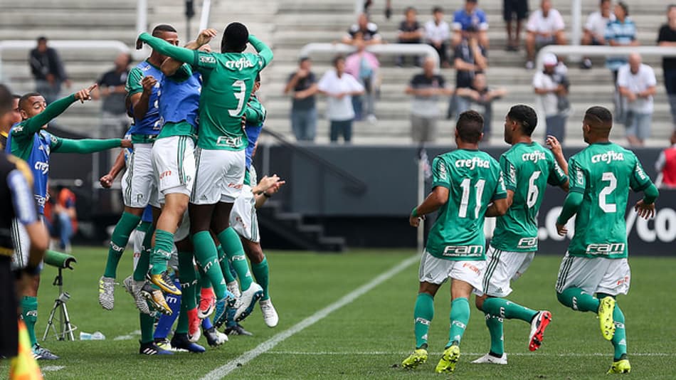 Pedrão, camisa 3, é abraçado pelos companheiros após marcar gol no sub-20: ele será promovido