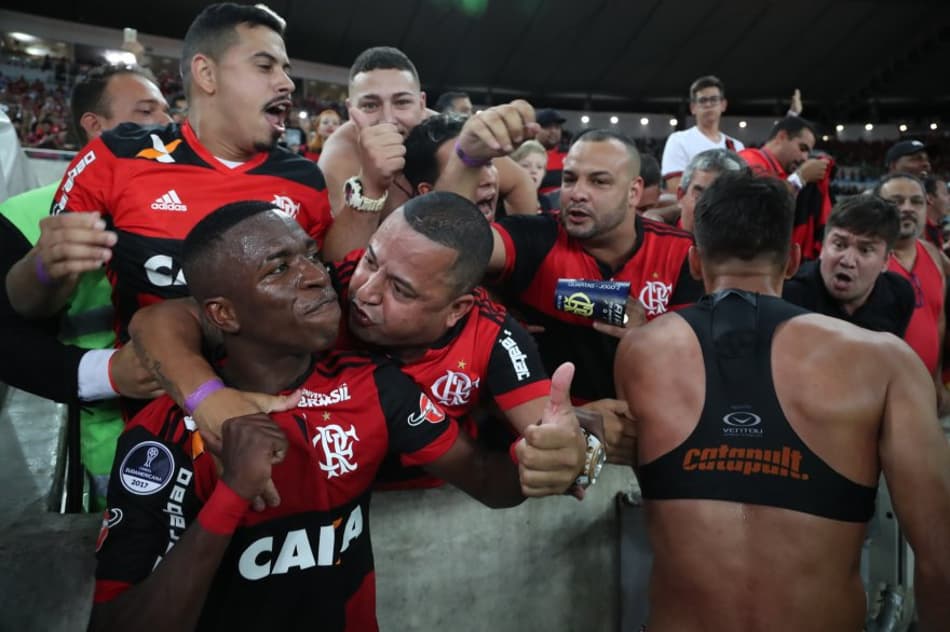Vinicius Júnior é beijado por torcedor rubro-negro após a classificação