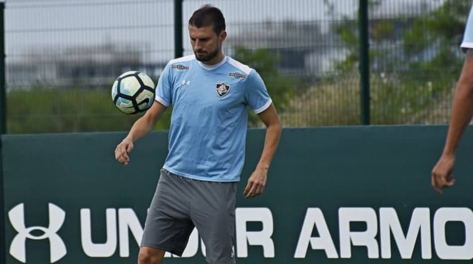 Com Henrique à disposição, zaga do Flu pode ter mais de uma mudança