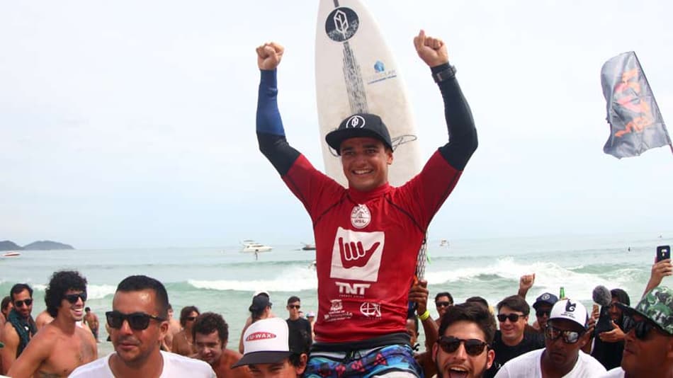 Deivid Silva vence etapa o Hang Loose São Sebastião Pro