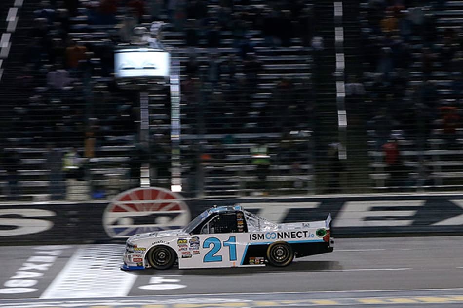 NASCAR Truck: Johnny Sauter suporta pressão de Austin Cindric e vence no Texas