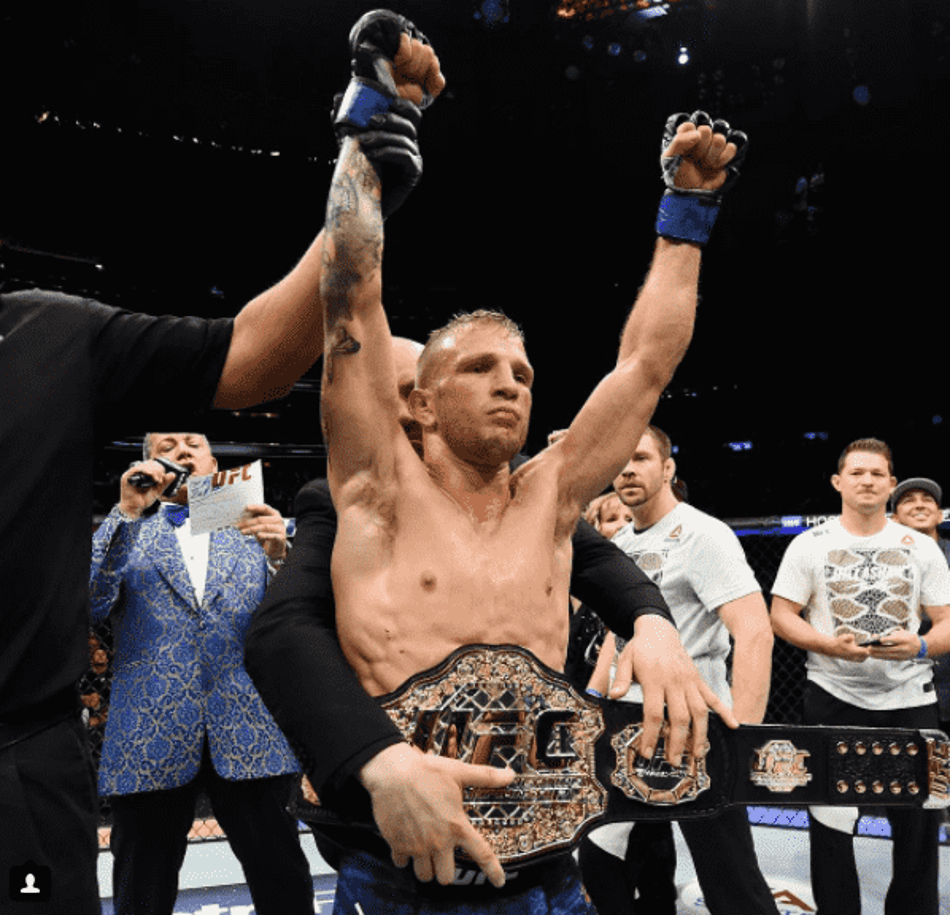 TJ nocauteia Garbrandt, recupera cinturão e desafia Johnson no UFC