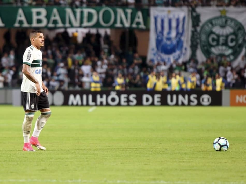 Carleto comemora ótimo momento com a camisa do Coritiba