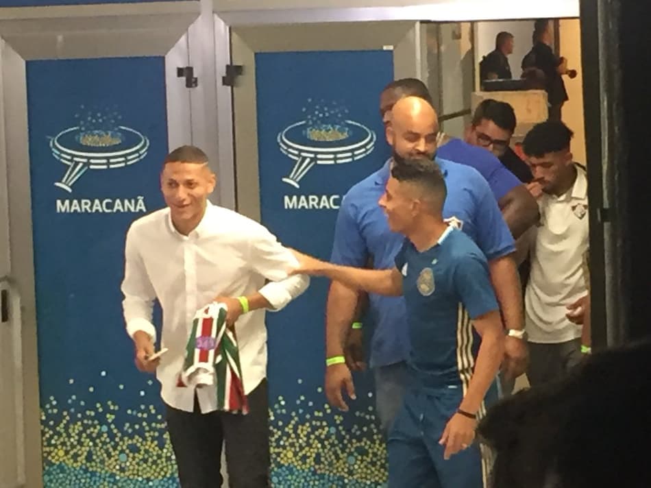 Saudades? Richarlison assiste jogo, vai ao vestiário e sai com camisa do Flu