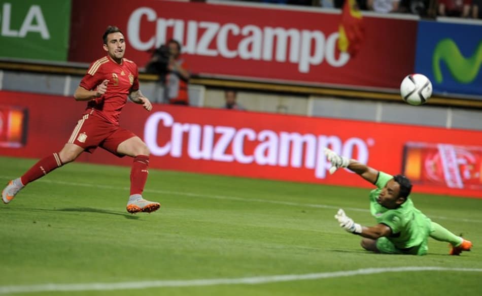 Garantidos na Copa, Espanha e Costa Rica duelam na Europa