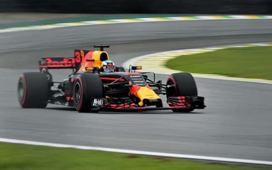 Frustado com penalidade no grid, Ricciardo não "economizará nos ajustes" para corrida de amanhã