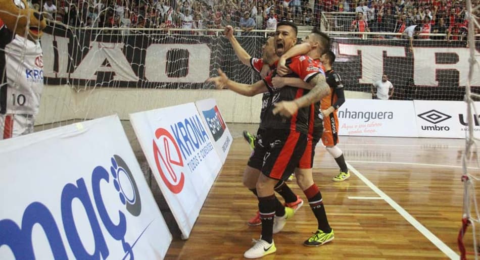Joinville bate o Foz Catarata e vai à final da Liga Futsal
