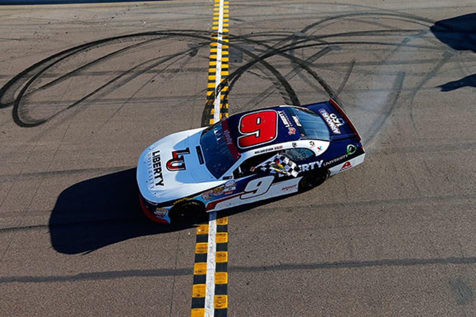 NASCAR: William Byron vence em Phoenix pela Xfinity e vai para decisão do título
