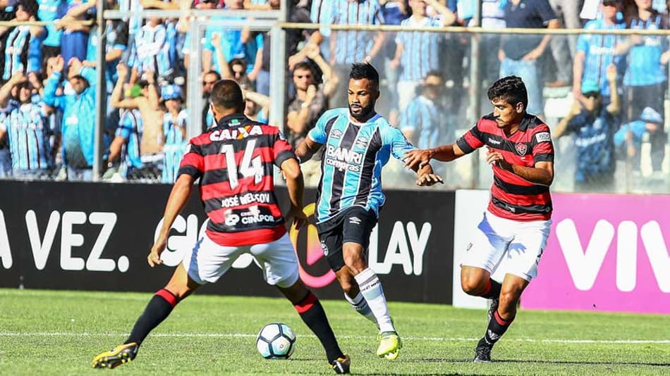 Vagner Mancini parabeniza raça do Vitória contra o Grêmio