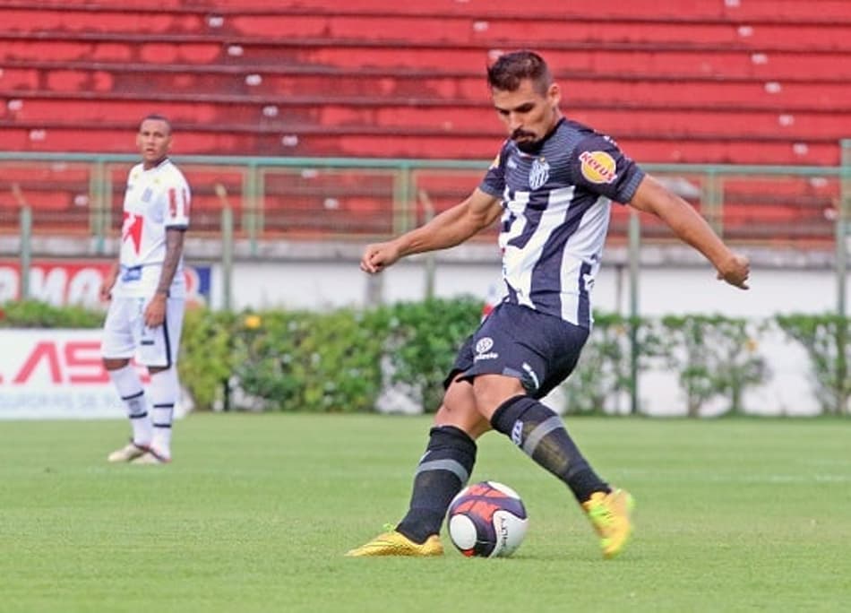 Bruno Santos, reforço do Atlético-GO, se destaca pela regularidade em campo
