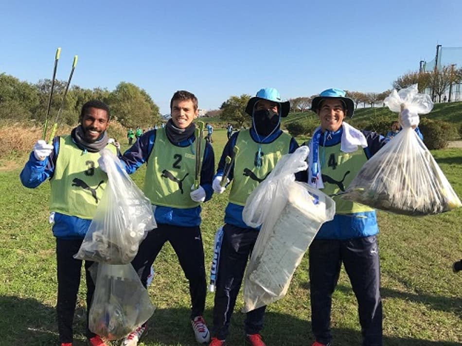 Jogador brasileiro presencia e participa de ato solidário no Japão