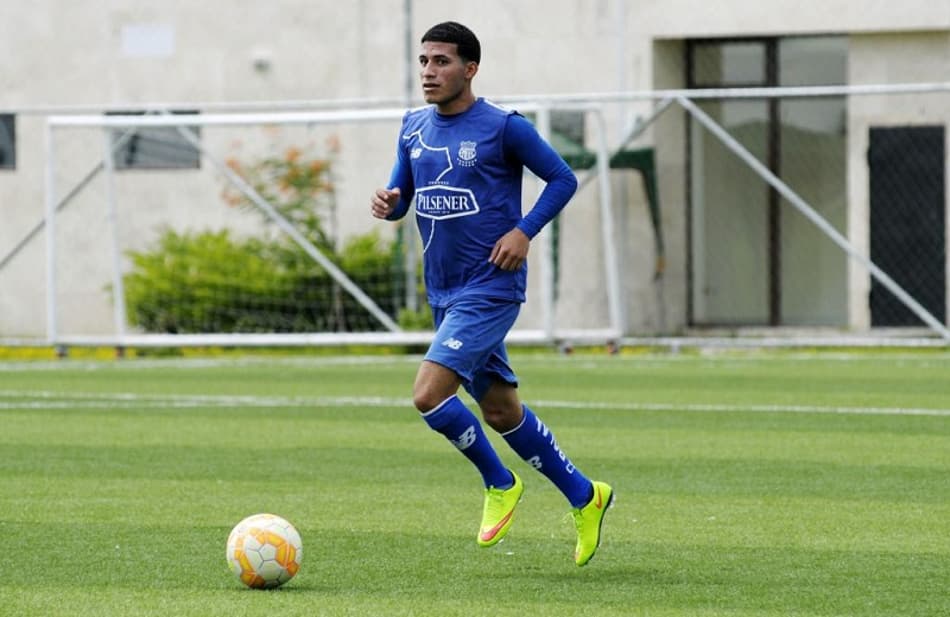 Meio-campista do Emelec é filmado sendo detido por policiais