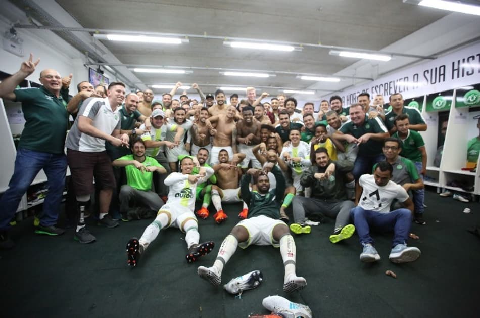 Chapecoense faz festa no vestiário após garantir permanência na Série A