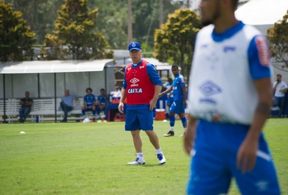 Mano Menezes relaciona 21 jogadores para partida contra o Vitória