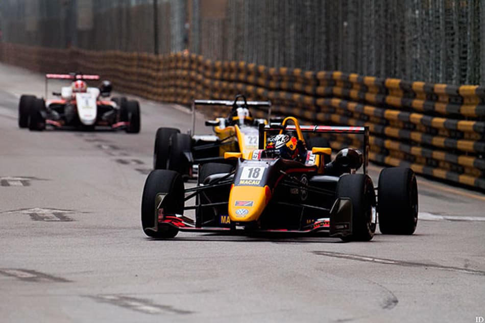 Brasileiro e austríaco batem na última curva e Daniel Ticktum vence o GP de Macau