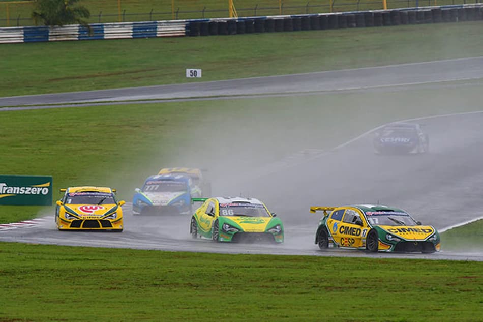 BR de Turismo: Raphael Reis se aproveita da chuva e vence em Goiânia