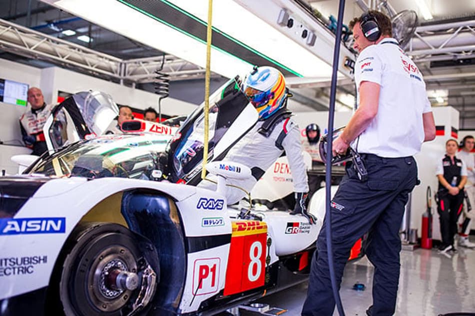 Alonso e Fittipaldi completam dia de testes no Bahrain; brasileiro fica na frente