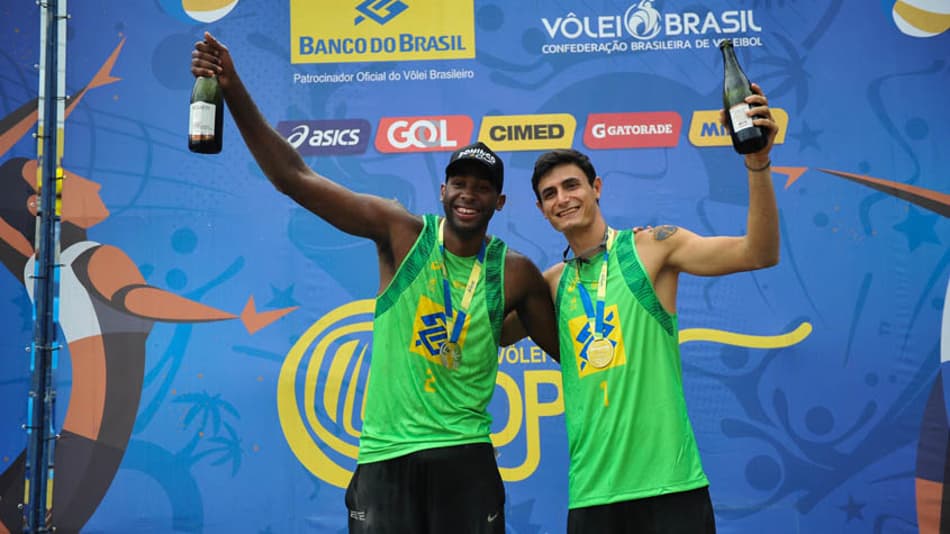 Evandro (esq) e André Stein comemoram o ouro