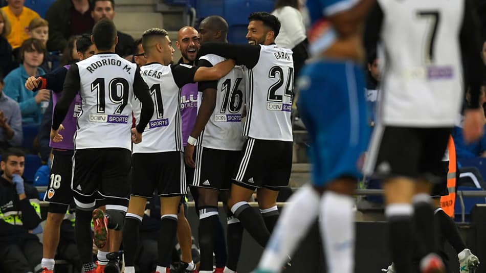 Fora de casa, Valencia faz mais uma vítima e segue na cola do Barcelona