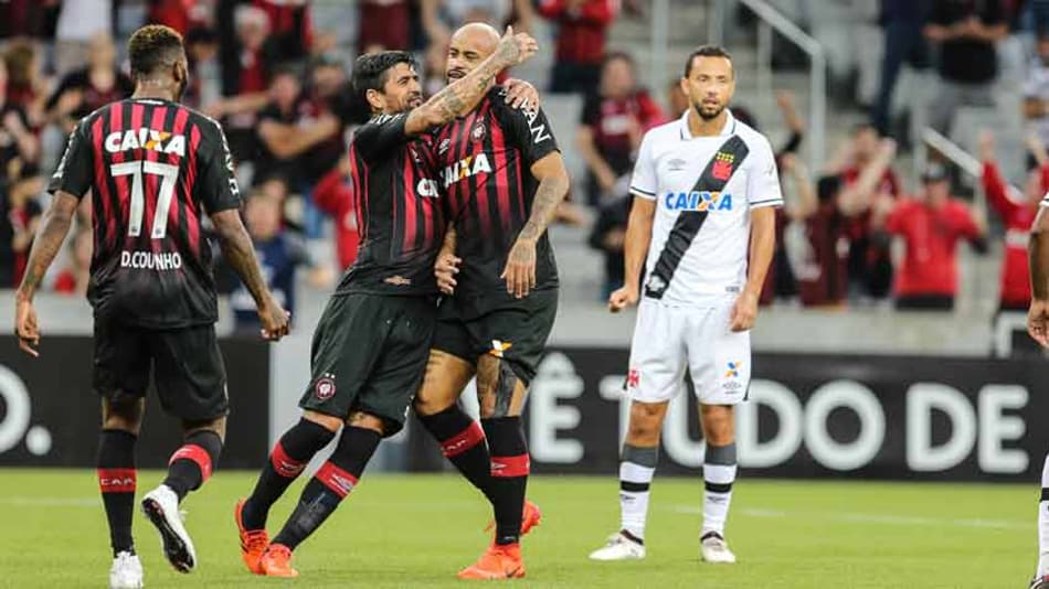Irreconhecível, Vasco perde para o Atlético-PR e invencibilidade cai