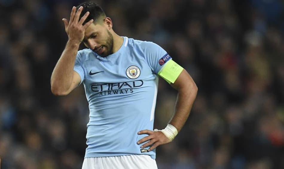 Aguero sente lesão no joelho e fica fora dos gramados por duas semanas