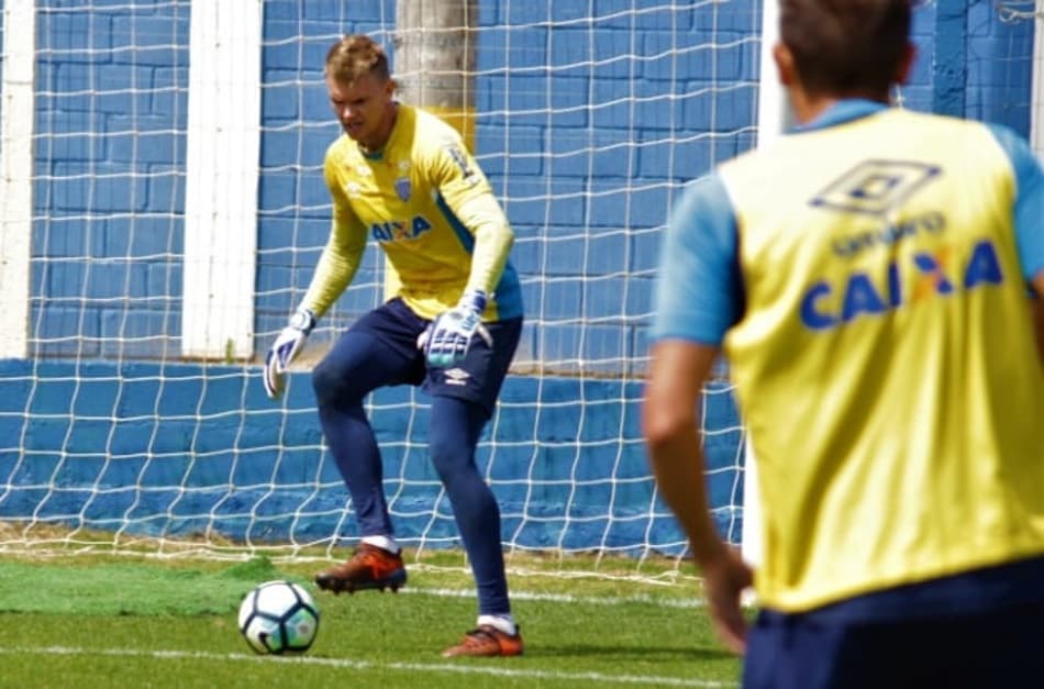 Douglas volta aos treinos e Junior Dutra é dúvida contra o Atlético-PR