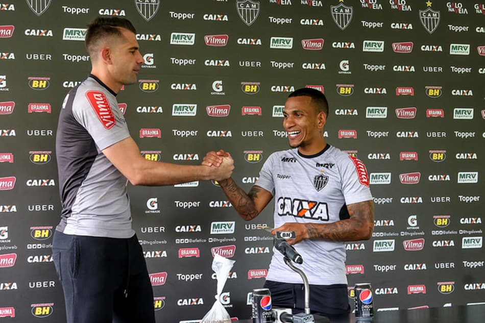 Depois de golaço do meio de campo, Otero ganha aposta de Victor