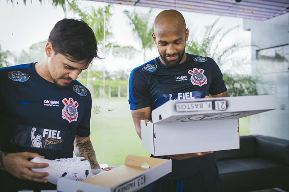 Jogadores do Corinthians ganham tênis customizado em comemoração ao hepta
