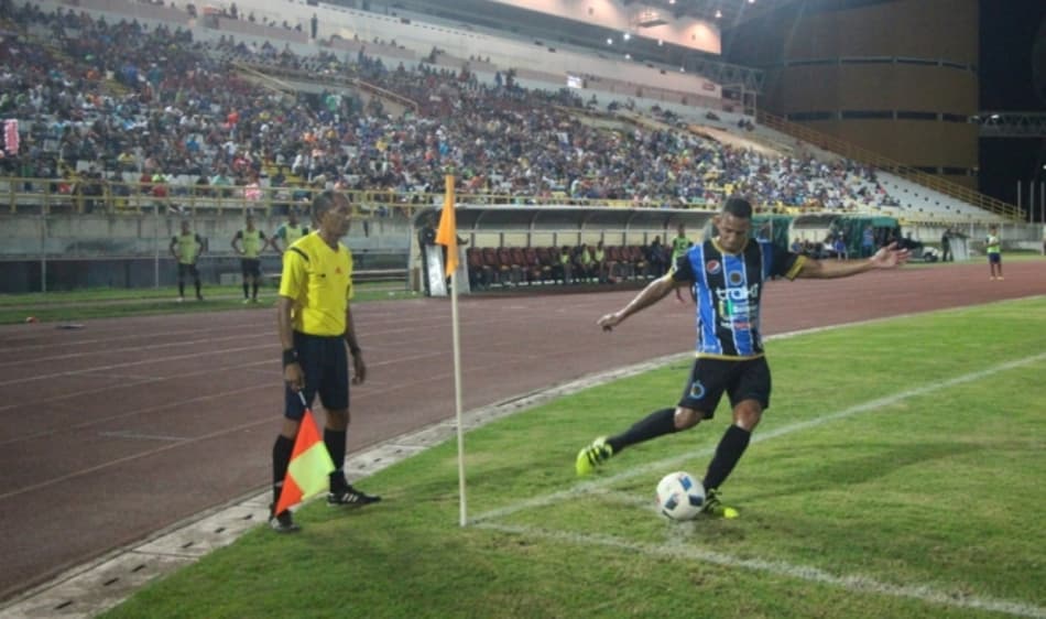 Rolando Escobar pede "garra e entrega" para duelo do Clausura