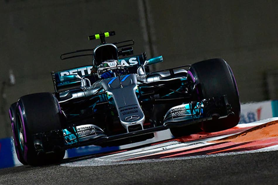 Valtteri Bottas supera Lewis Hamilton para cravar a pole-position em Abu Dhabi