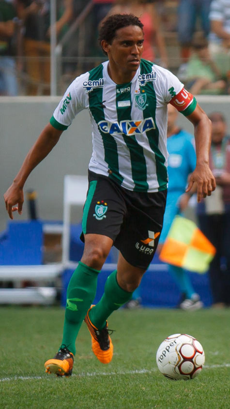 Coritiba encaminha acerto com o zagueiro Rafael Lima