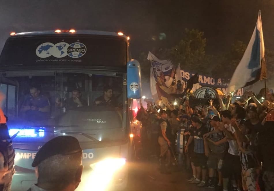 Torcida do Grêmio vai ao aeroporto apoiar elenco antes da final da Libertadores