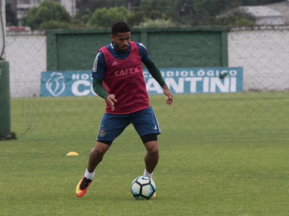 Lateral Léo deve reassumir a lateral-direita alviverde